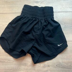 Black, High waisted, NIKE athletic shorts with pockets!👟🏃‍♀️🎾